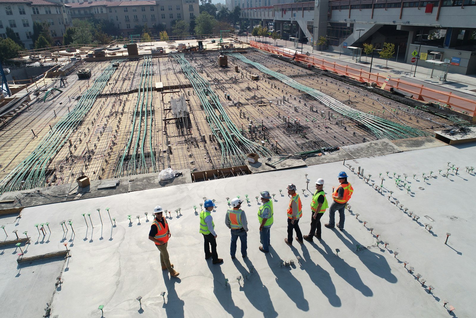 Baustelle von oben: Bauleiter besprechen sich auf der Betondecke